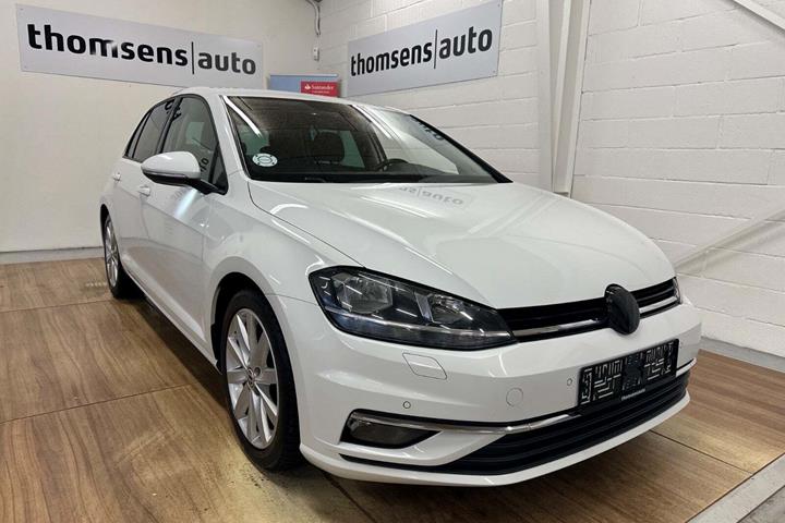 Hvid VW Golf VII fra 2018 set udefra