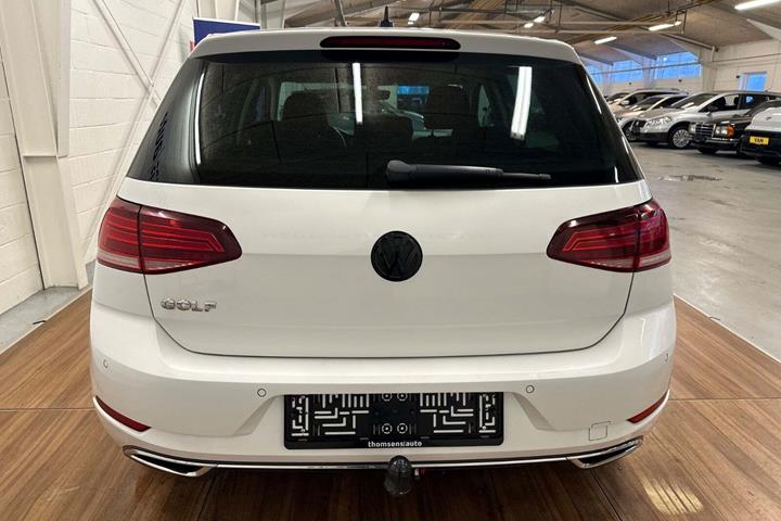 Hvid VW Golf VII fra 2018 set udefra