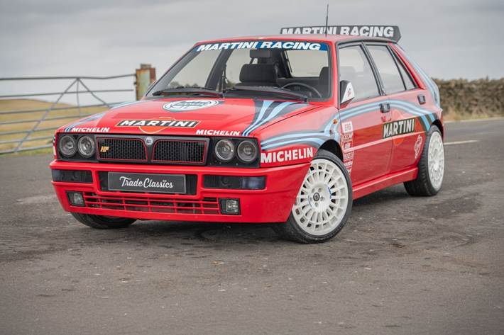 Rød Lancia Delta fra 1992