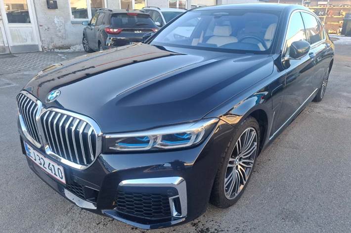Sort BMW 745Le fra 2019 set udefra