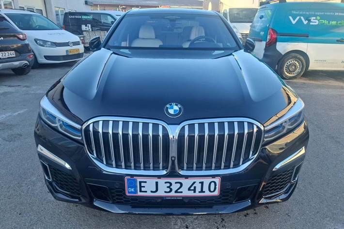 Sort BMW 745Le fra 2019 set udefra
