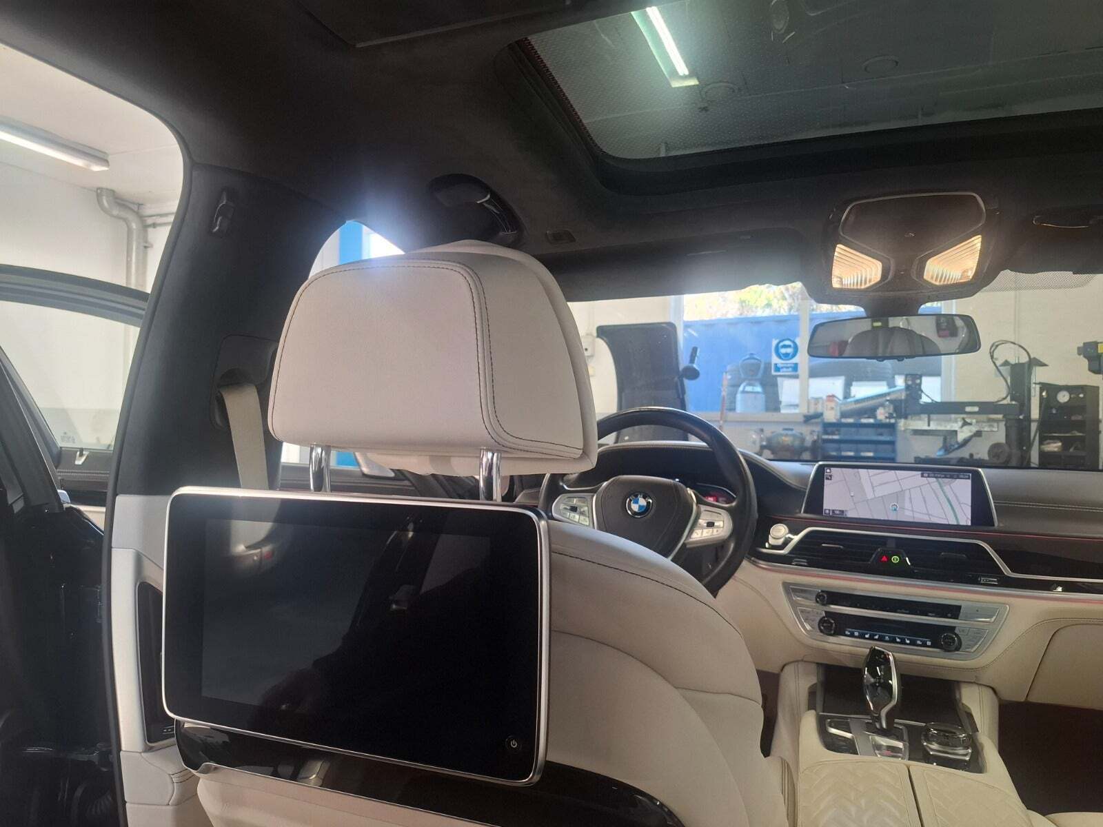 Sort BMW 745Le fra 2019