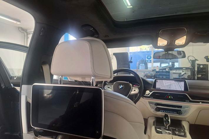 Sort BMW 745Le fra 2019