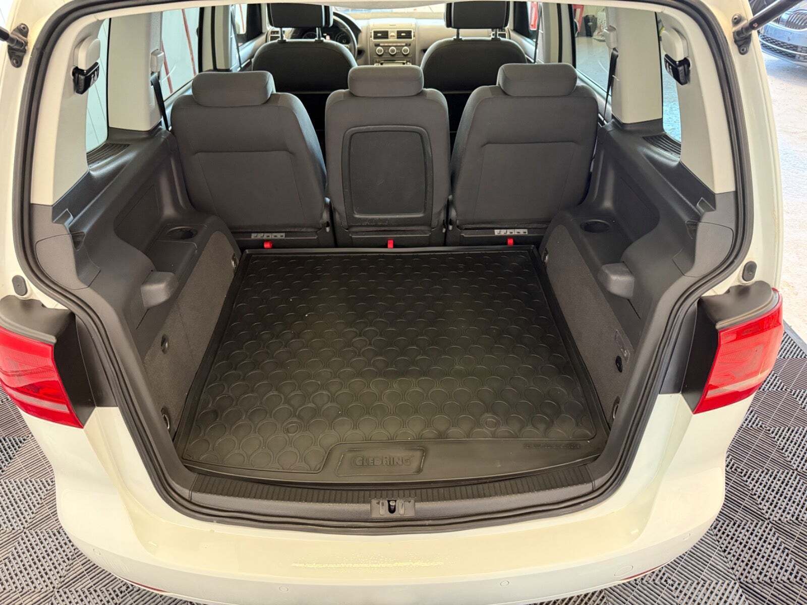 Hvid VW Touran fra 2015