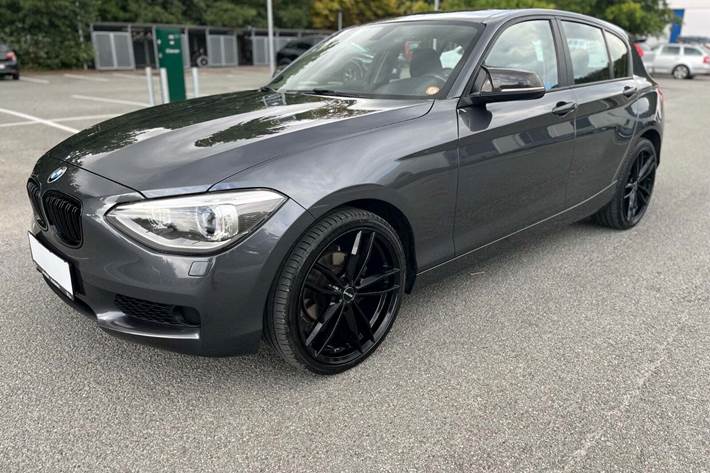 Brun BMW 116d fra 2014 set udefra