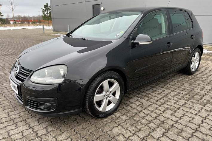 Sort VW Golf V fra 2008 set udefra