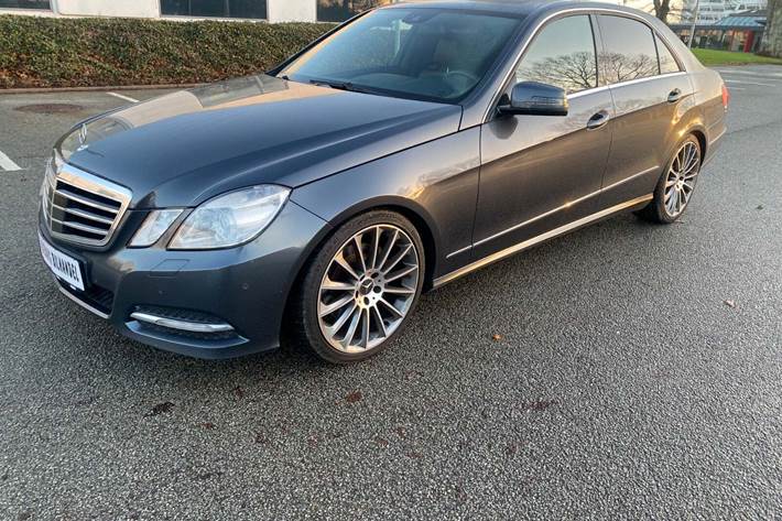 Grå Mercedes E350 fra 2012 set udefra