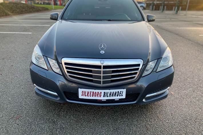 Grå Mercedes E350 fra 2012
