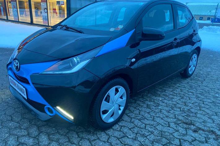 Sort Toyota Aygo fra 2015 set udefra