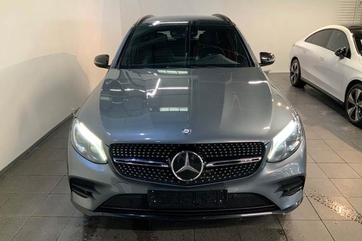 Grå Mercedes GLC43 fra 2017