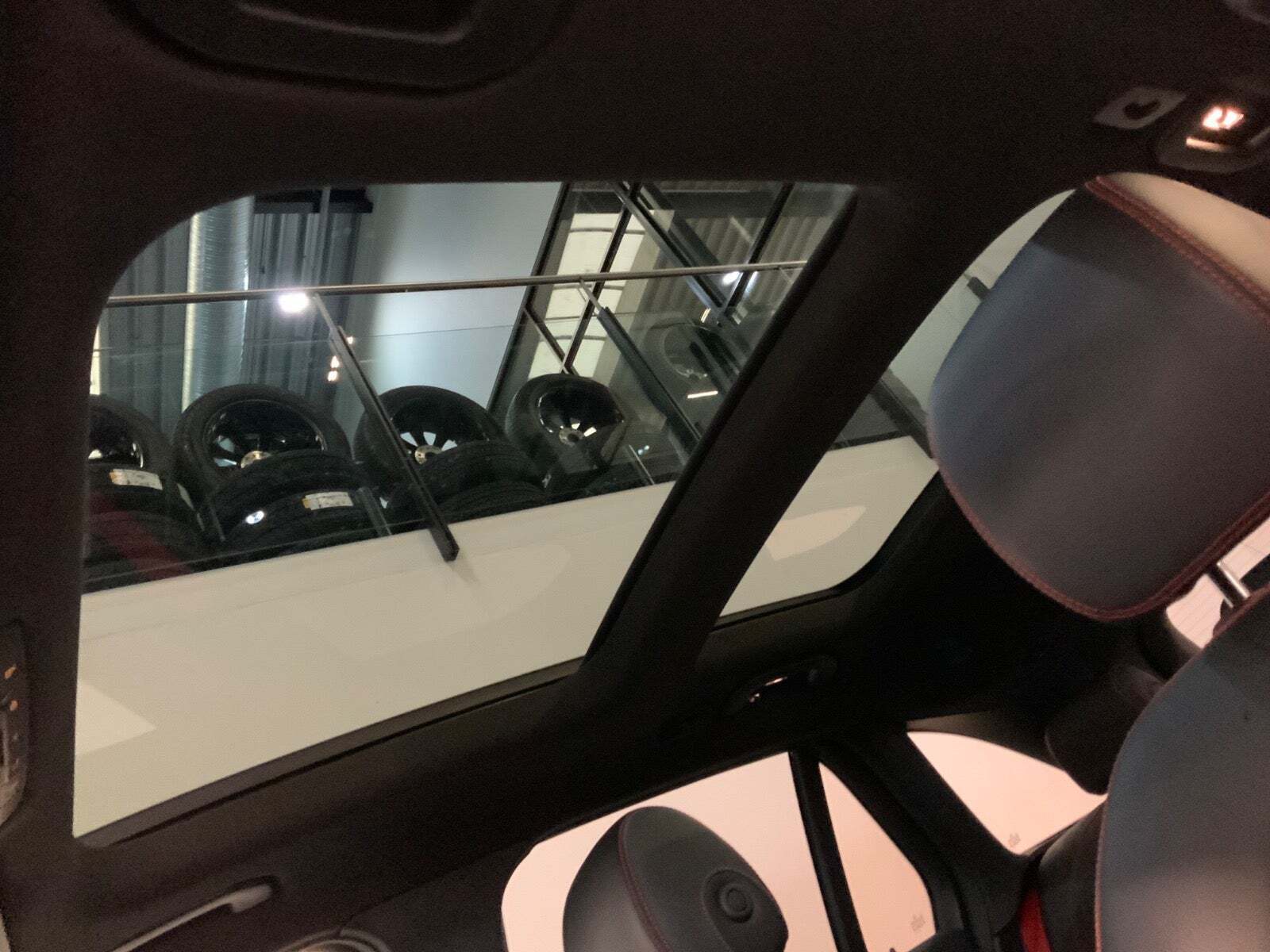 Grå Mercedes GLC43 fra 2017