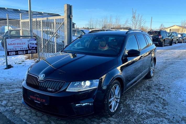 Sort Skoda Octavia fra 2017 set udefra