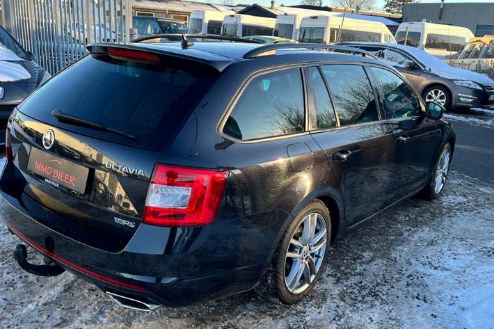 Sort Skoda Octavia fra 2017