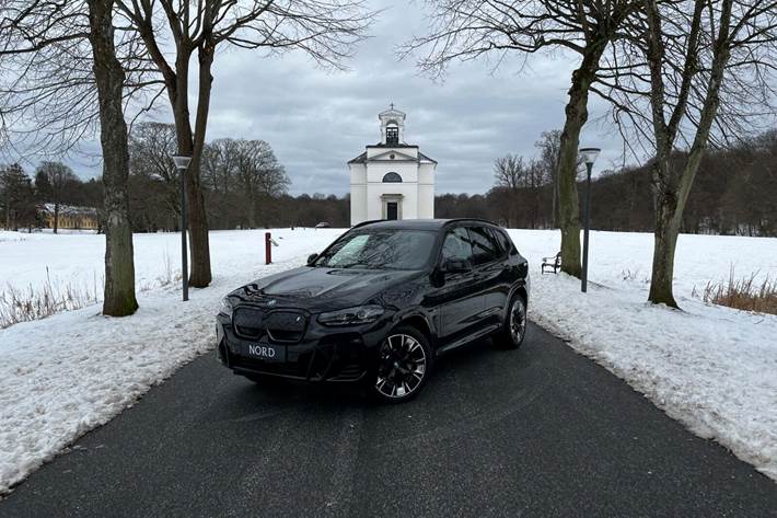 Blå BMW iX3 fra 2023