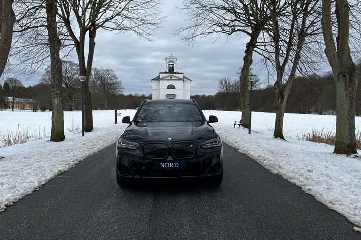 Blå BMW iX3 fra 2023