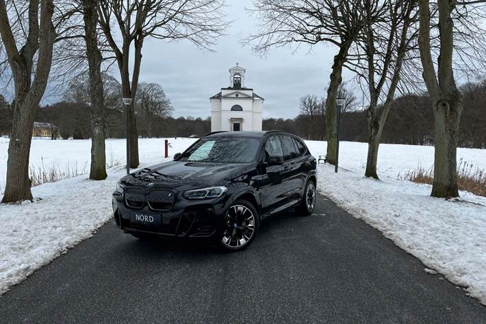 Blå BMW iX3 fra 2022
