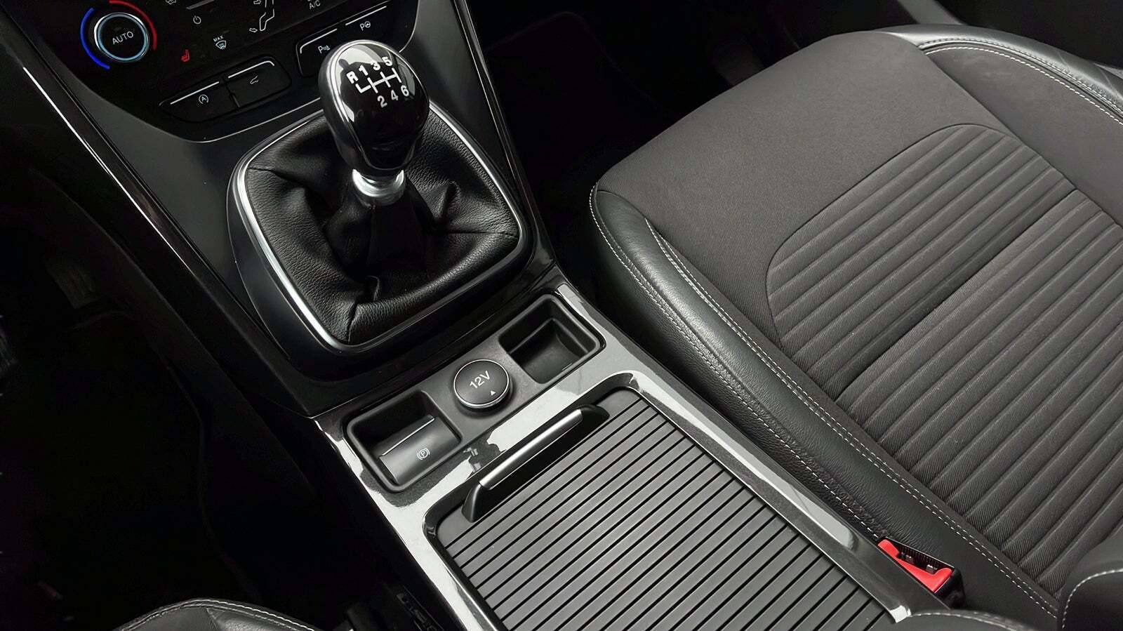 Blå Ford Kuga fra 2017