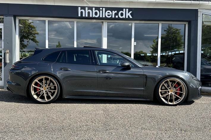 Grå Porsche Panamera Turbo fra 2018