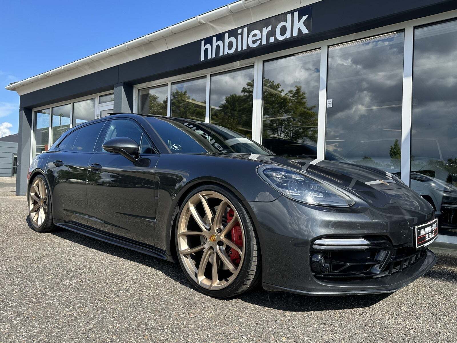 Grå Porsche Panamera Turbo fra 2018