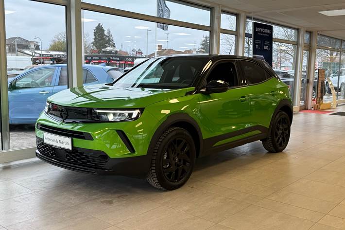 Grøn Opel Mokka-e fra 2024 set udefra