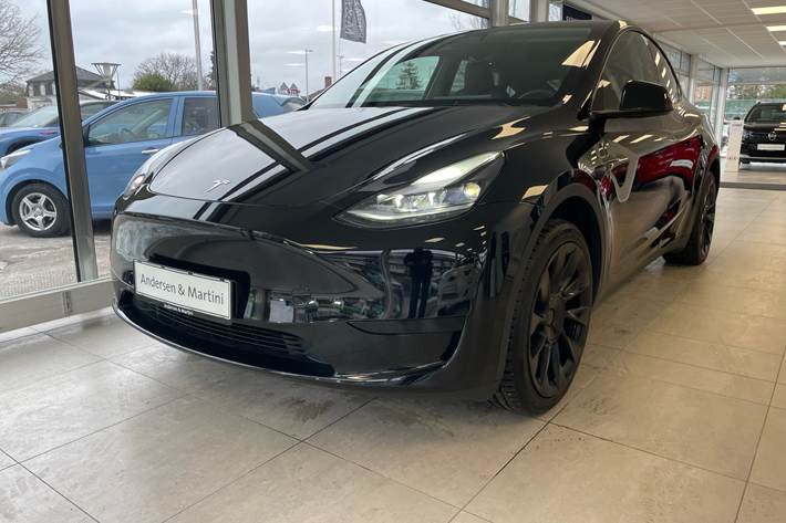 Sort Tesla Model Y fra 2024