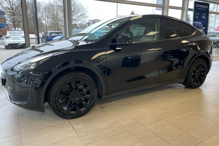 Sort Tesla Model Y fra 2024