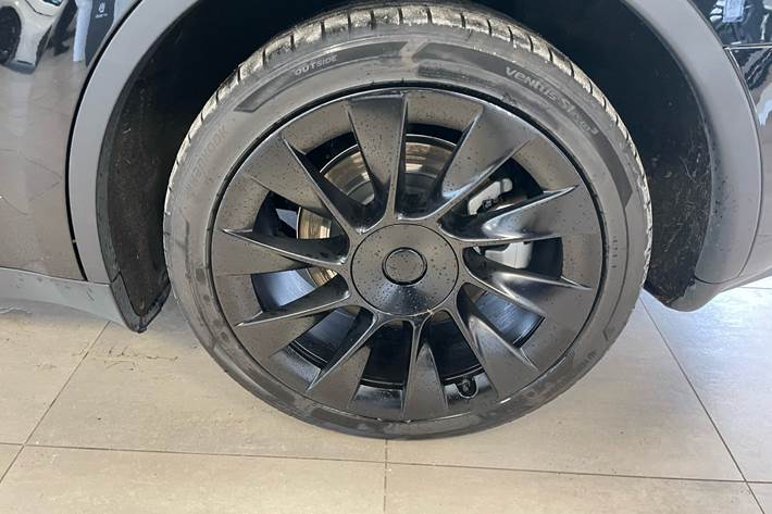 Sort Tesla Model Y fra 2024