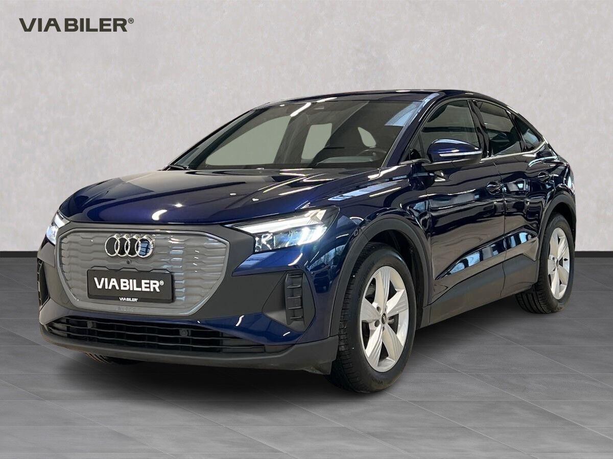 Blå Audi Q4 fra 2022