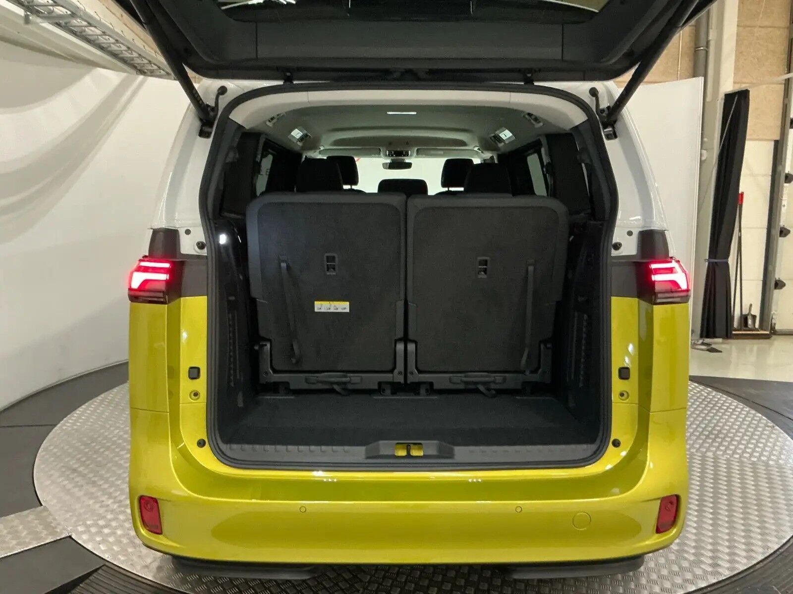 Gul VW ID.Buzz fra 2025