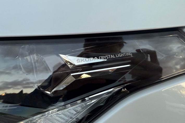 Hvid Skoda Enyaq fra 2022