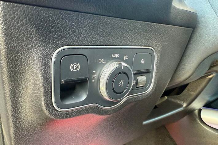 Sort Mercedes EQB250 fra 2023