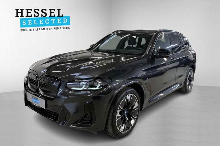 Grå BMW iX3 fra 2023 set udefra