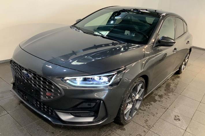 Grå Ford Focus fra 2022 set udefra