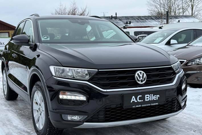 Sort VW T-Roc fra 2018 set udefra