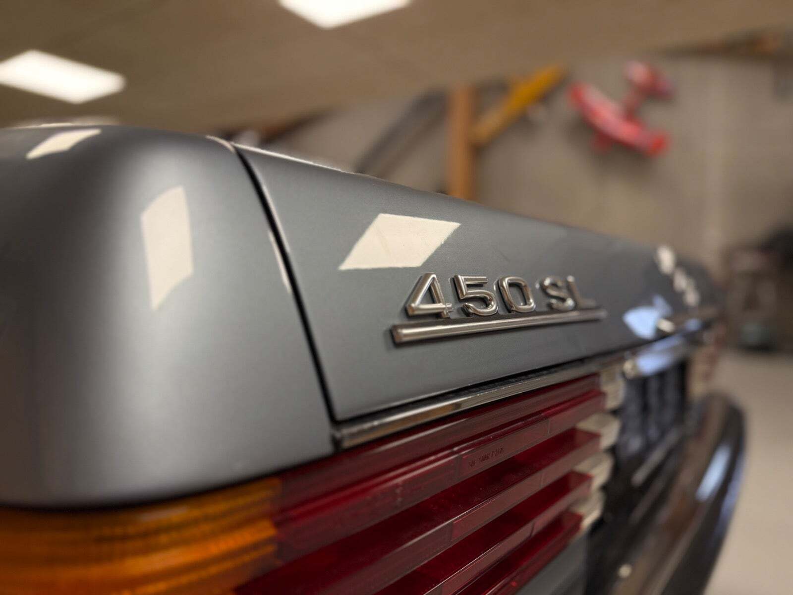 Blå Mercedes 450 SL fra 1977