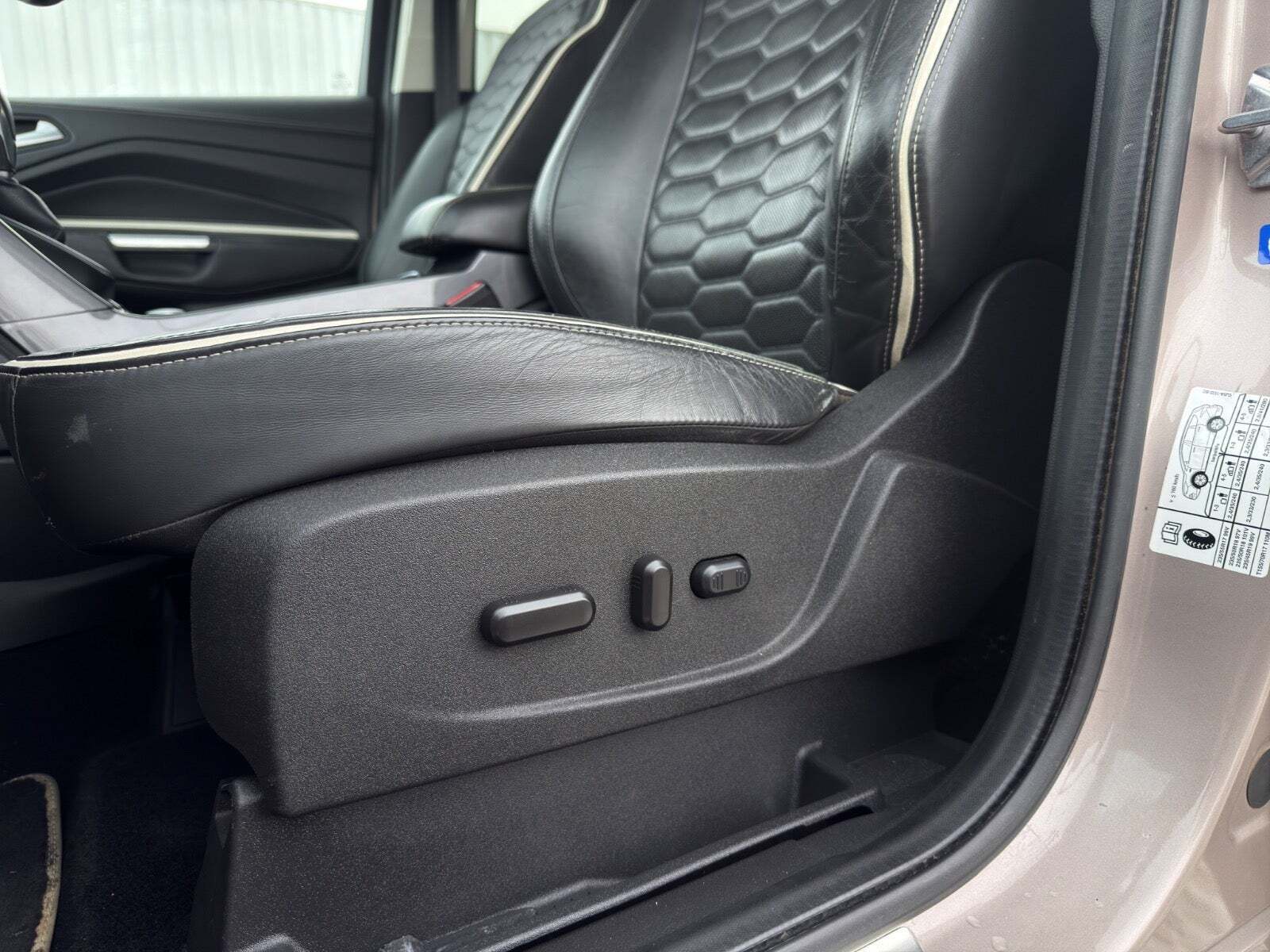 Orange Ford Kuga fra 2018