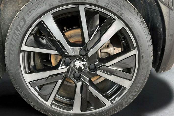 Sølv Peugeot e-208 fra 2023