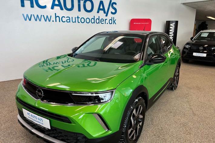 Grøn Opel Mokka-e fra 2023 set udefra