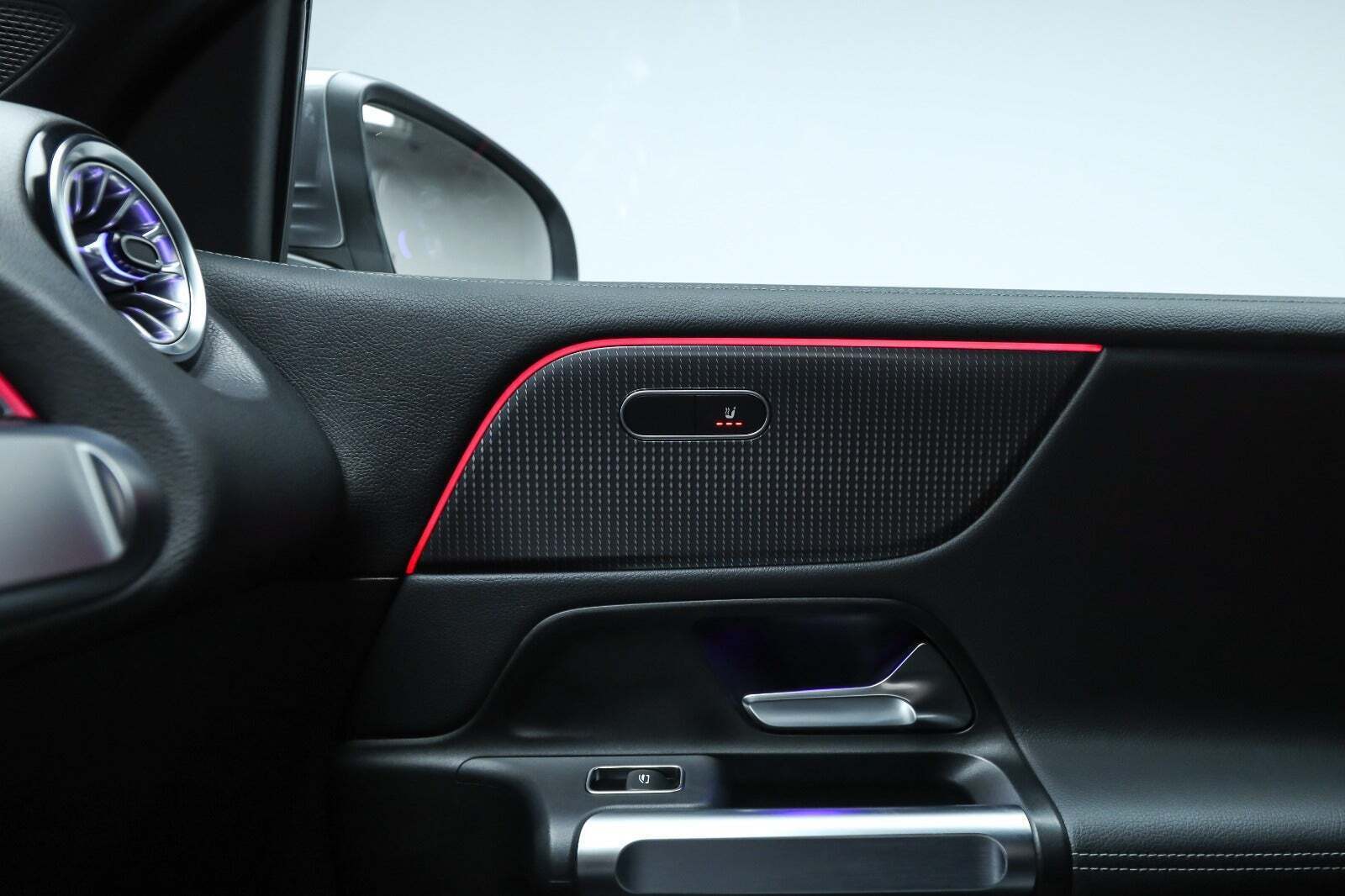 Grå Mercedes EQB250 fra 2023