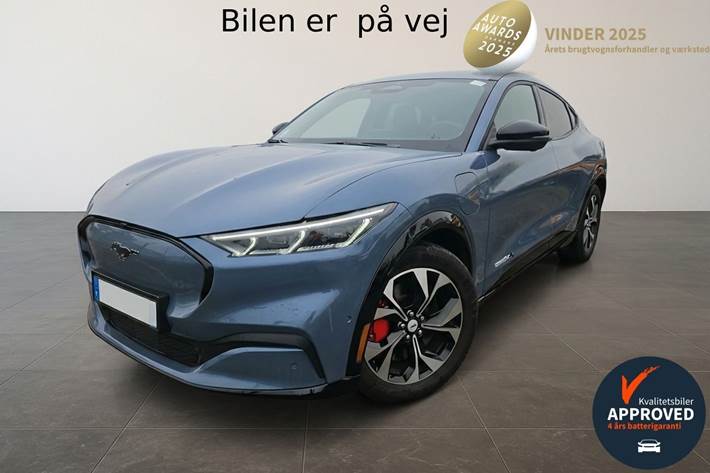 Blå Ford Mustang Mach-E fra 2024 set udefra