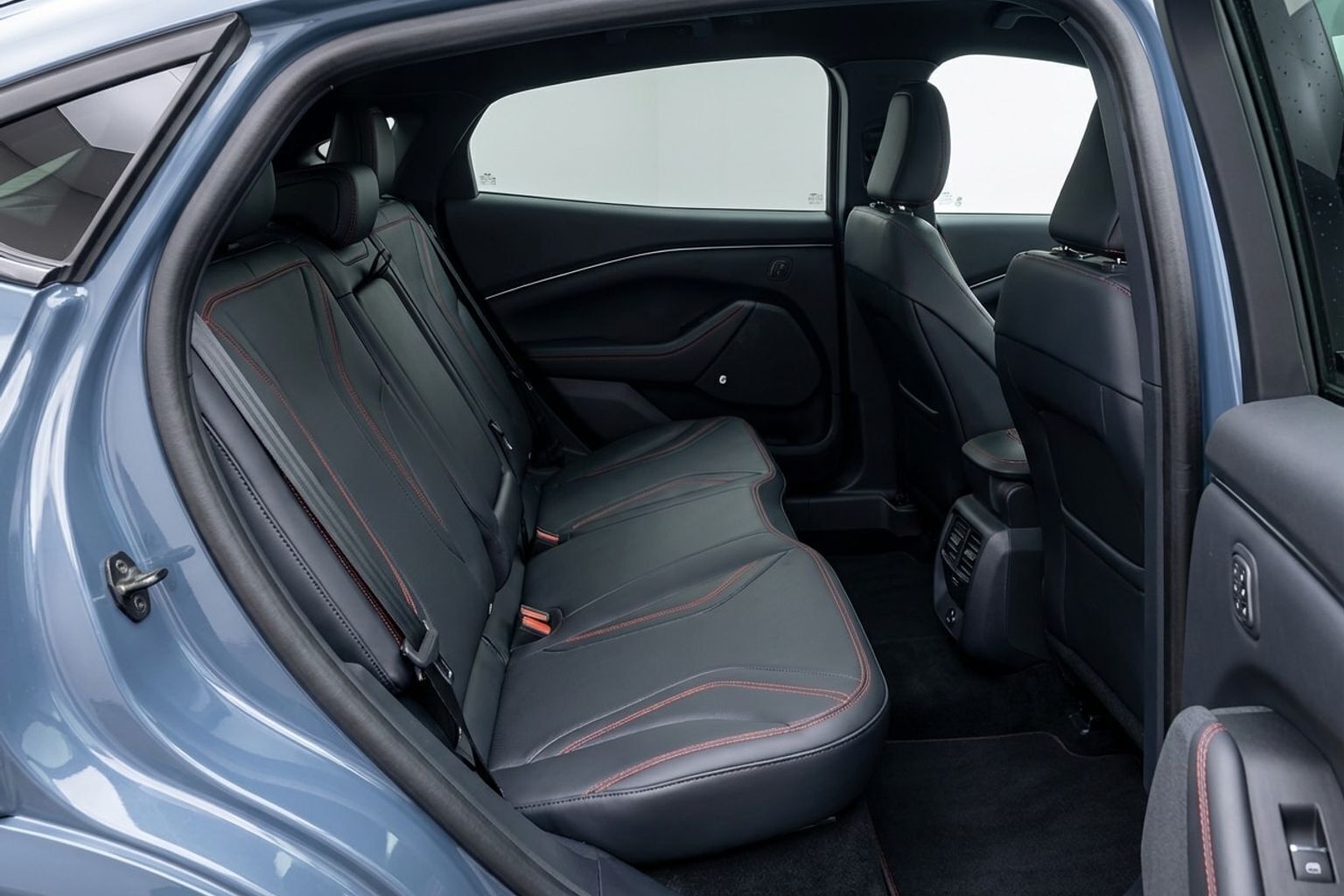 Blå Ford Mustang Mach-E fra 2024