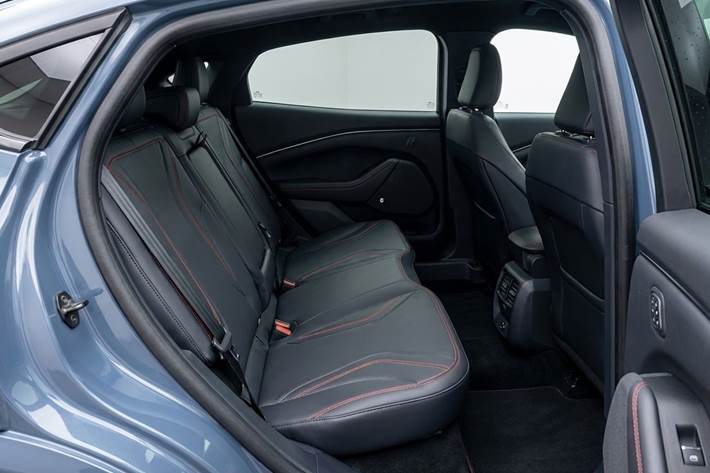 Blå Ford Mustang Mach-E fra 2024