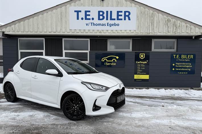 Hvid Toyota Yaris fra 2021 set udefra