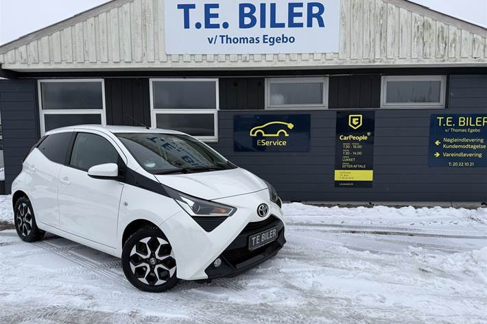 Hvid Toyota Aygo fra 2020 set udefra
