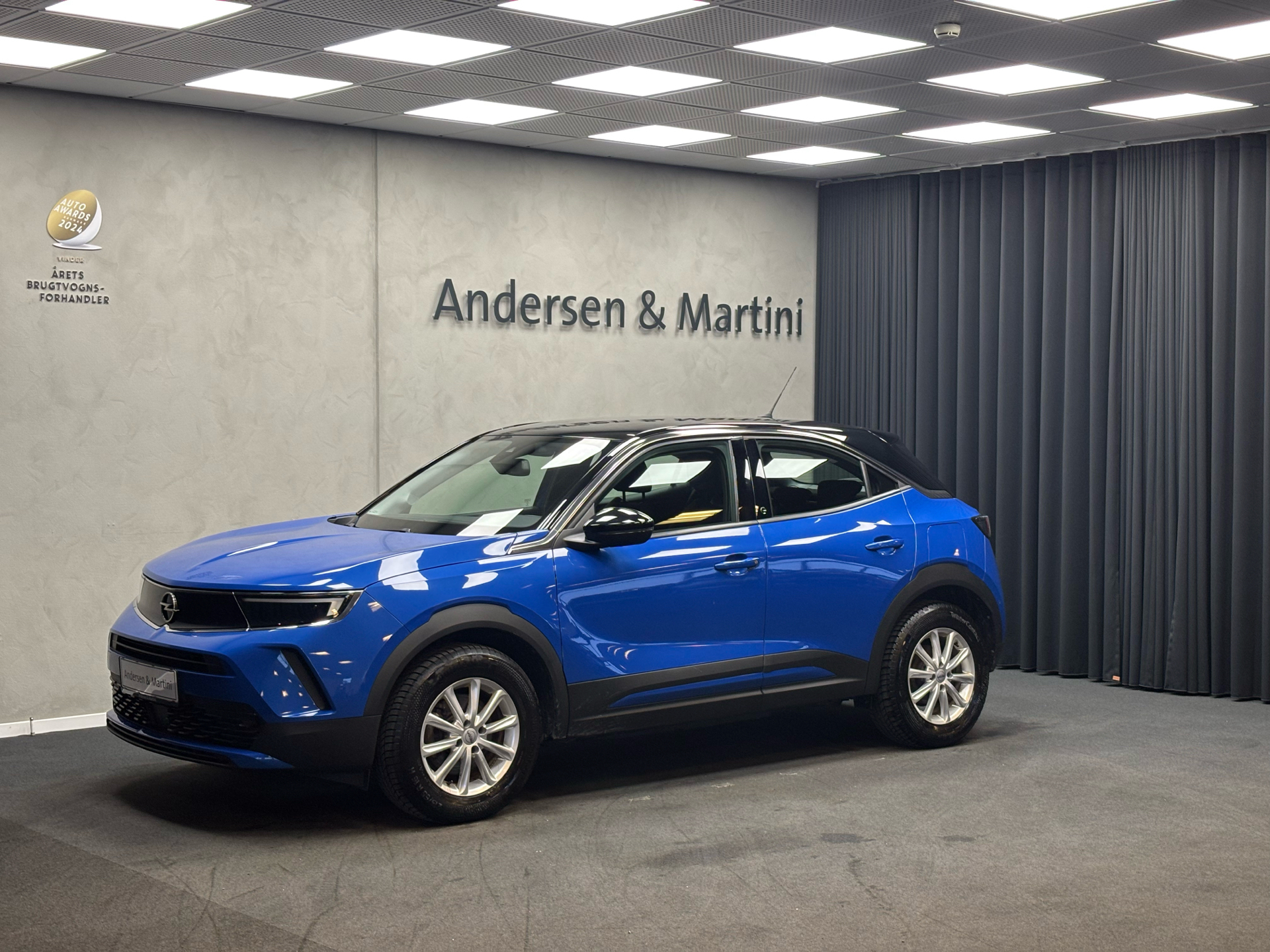 Blå Opel Mokka-e fra 2021