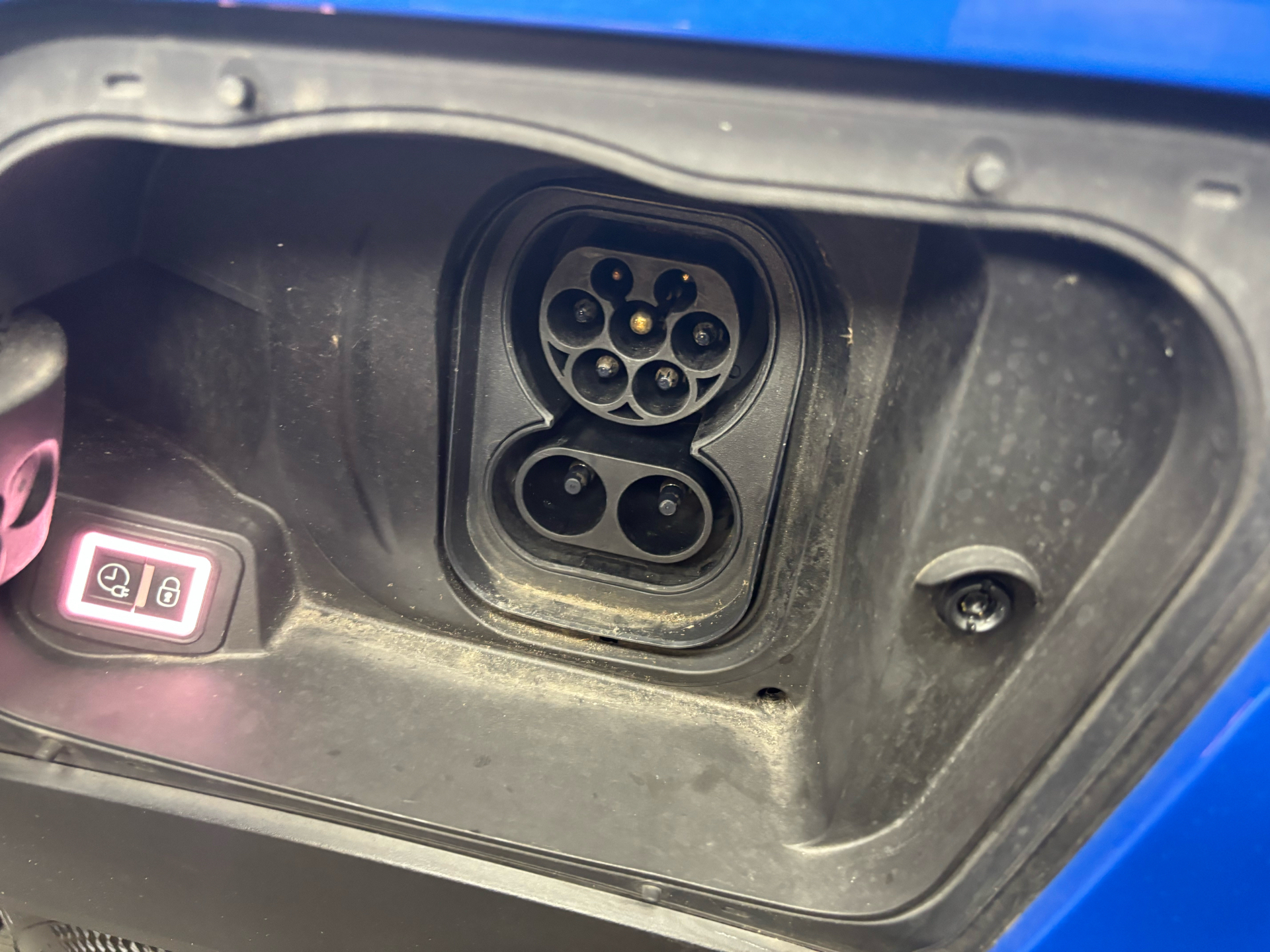 Blå Opel Mokka-e fra 2021