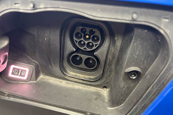 Blå Opel Mokka-e fra 2021