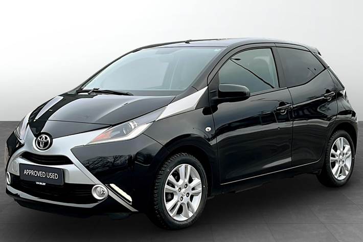 Sort Toyota Aygo fra 2018 set udefra