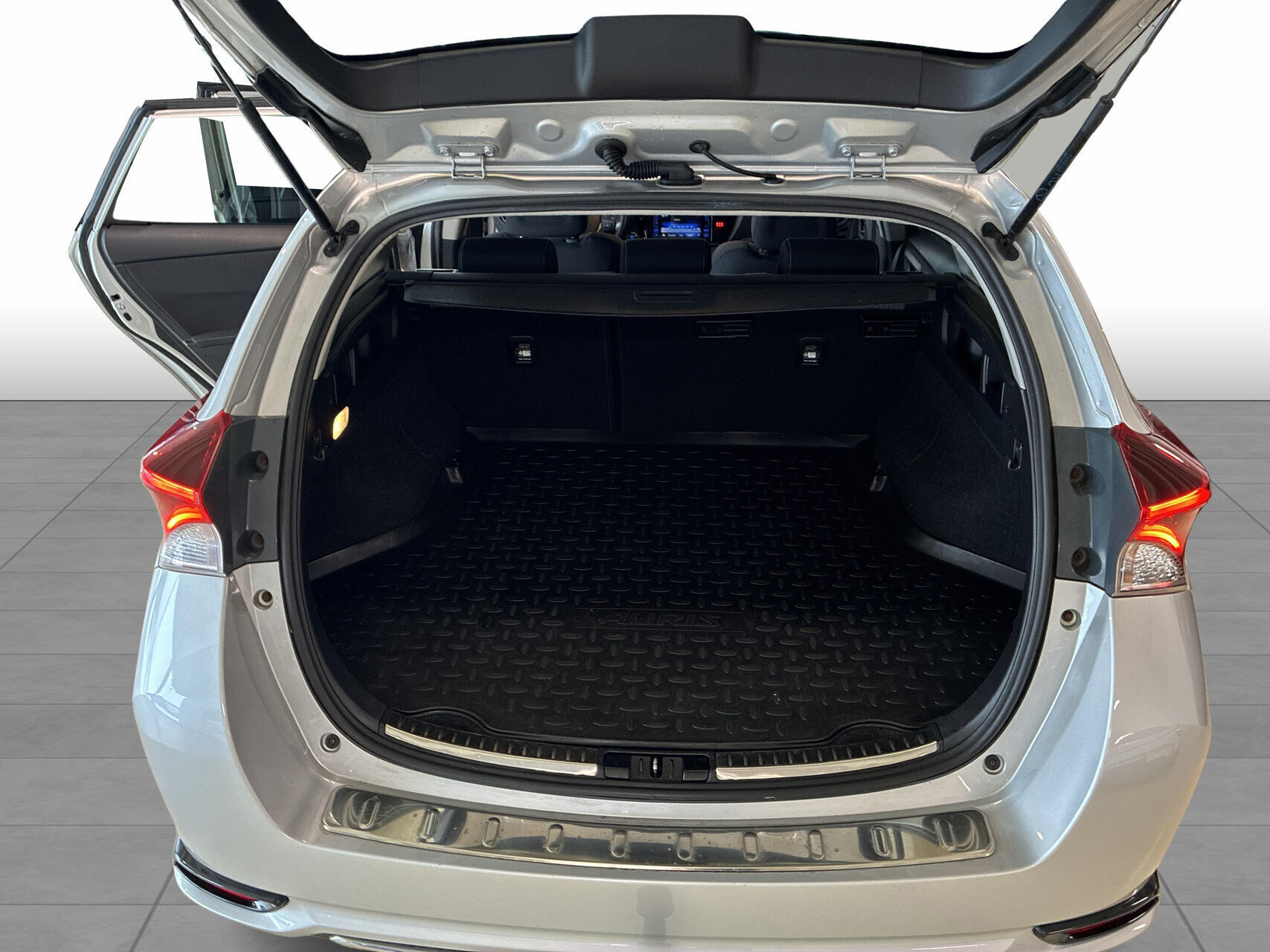 Grå Toyota Auris fra 2017