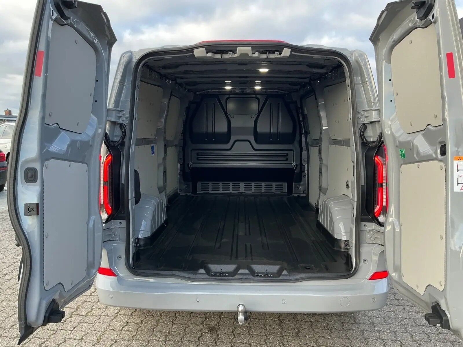 Grå Ford E-Transit Custom fra 2025